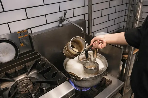 麺をゆでる様子