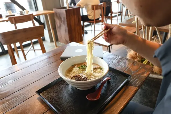 ラーメンを食べるお客様