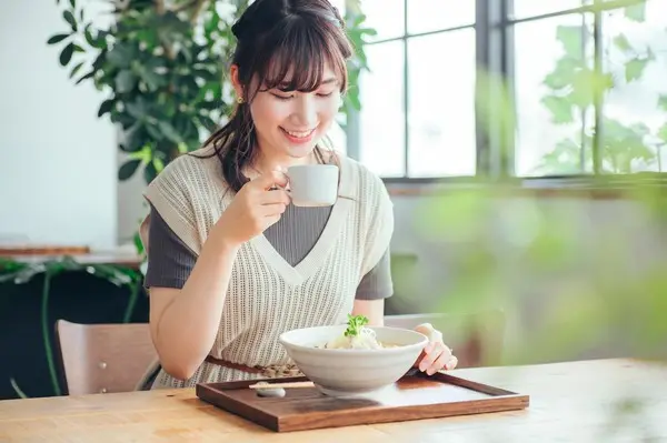 カフェで食事を楽しむ女性