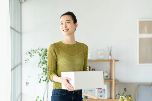 商品を発送する女性