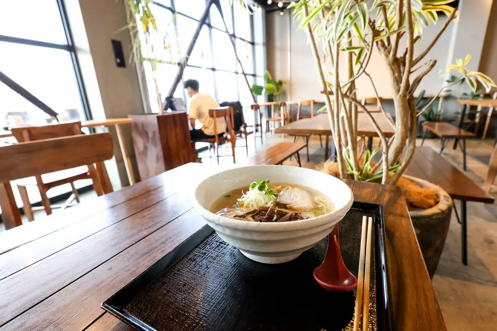 カフェの店内で提供されるラーメン