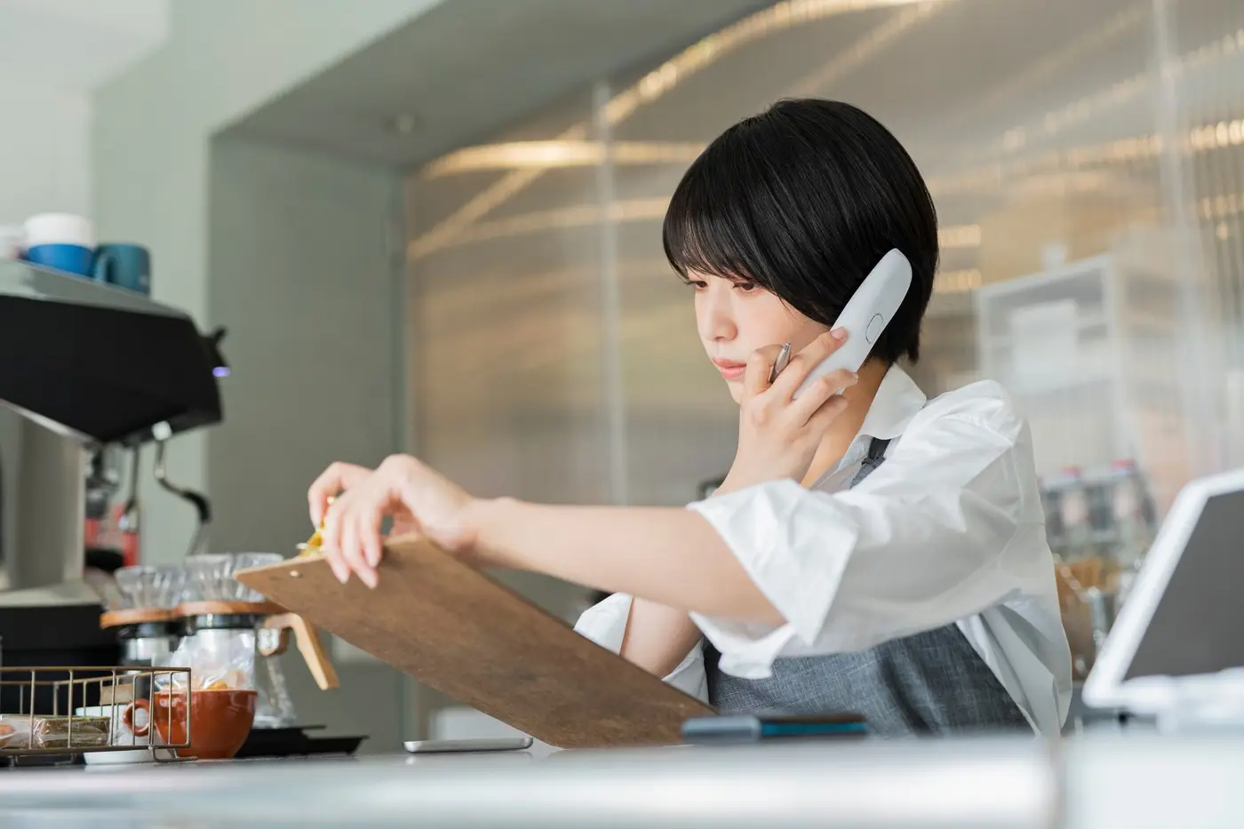 電話で相談を受けるスタッフ