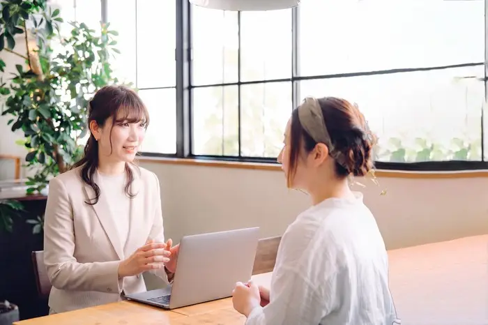 店舗を訪問して打ち合わせをする様子